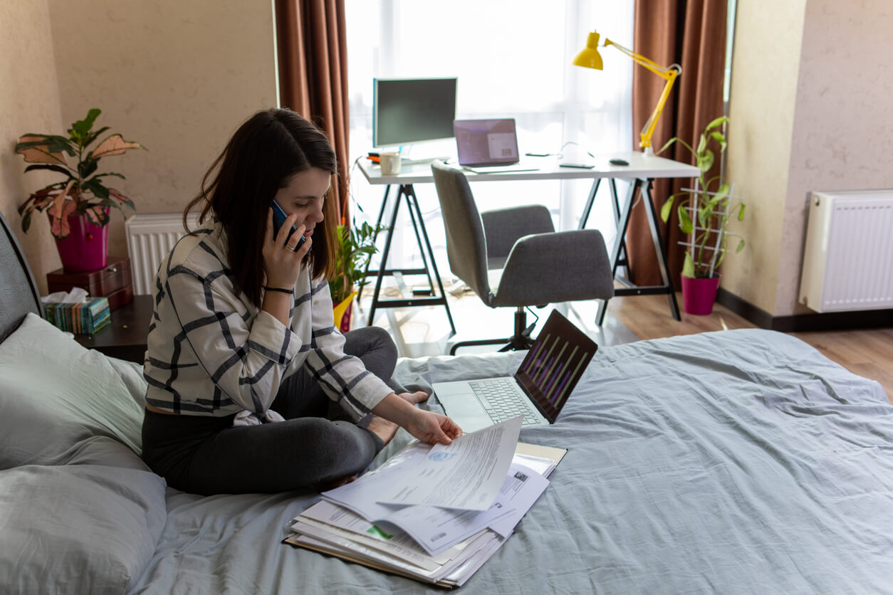 Etudiante dans son logement étudiant à Marseille faisant ces dernières révisions